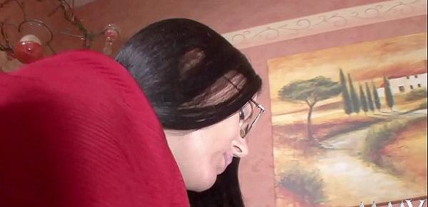 Die Nanny ist ein geiles Luder, da spritzt auch Sperma in das Puder